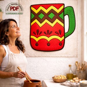 Puede incluir: Un diseño de taza bordada grande y colorida con un asa verde y un cuerpo rojo. La taza está decorada con patrones geométricos amarillos, marrones y verdes. El texto "Punch Needle Pattern PDF" y "4 DIFFERENT SIZES" es visible.