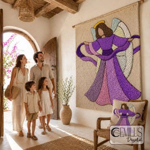 Puede incluir: Una familia observa un tapiz grande que representa un ángel con un halo y túnicas moradas. Un cojín a juego con el diseño del ángel descansa sobre una silla de madera. El tapiz cuelga de una pared de tonos neutros.