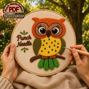 Op de afbeelding: Een afgewerkt punch needle project met een kleurrijk uil ontwerp. De uil heeft oranje, bruine, gele en groene details, met grote ogen. De tekst "Punch Needle PDF" en "4 Different Sizes" zijn zichtbaar.