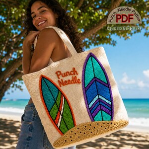 Puede incluir: Bolso tote beige con dos diseños de tablas de surf coloridas. La bolsa presenta el texto "Punch Needle" en naranja y el texto "PDF 4 DIFFERENT SIZES". Las tablas de surf son en tonos de azul, verde, naranja y morado.