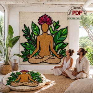 Puede incluir: Un gran tapiz de pared beige con una figura meditando, rodeada de hojas verdes y una flor de loto rosa. La imagen incluye el texto "Punch Needle Pattern PDF 4 DIFFERENT SIZES". Un cojín redondo para el suelo refleja el diseño.