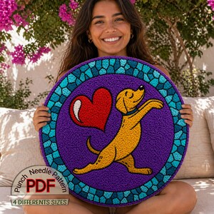 Puede incluir: Un patrón redondo de aguja mágica morado con un perro amarillo y un corazón rojo. El diseño está bordeado por un borde de estilo mosaico en tonos azules y turquesas. El texto dice "Punch Needle PDF" y "4 DIFFERENT SIZES".