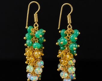 Brincos de ouro com esmeralda verde natural, safira amarela e um conjunto de contas de opala multicolorida.