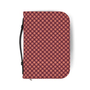 Può includere: Custodia rettangolare con motivo geometrico color pesca e bordeaux. Presenta un cinturino nero e un tirazip argentato. Il design è composto da cerchi intersecati. Ideale per un tablet o un taccuino.