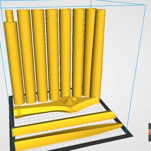 Puede incluir: Un conjunto de objetos amarillos impresos en 3D, que incluyen formas cilíndricas, una forma curva similar a una cuchilla y dos piezas largas y puntiagudas. Los objetos están dispuestos sobre una superficie en blanco y negro, sugiriendo un conjunto de herramientas o componentes.