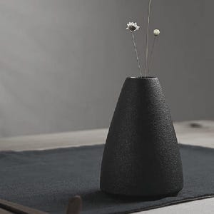 Vase minimaliste en céramique noire - Décoration d'intérieur d'inspiration japonaise