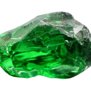 Könnte beinhalten: Ein lebendiger, unregelmäßig geformter, smaragdgrüner Glasfelsen. Das durchscheinende Material reflektiert das Licht und zeigt innere Brüche und ein kristallines Aussehen. Das Objekt befindet sich vor einem schlichten weißen Hintergrund.