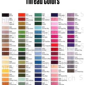 Op de afbeelding: Kleurenkaart met draadkleuren met namen en bijbehorende kleurstalen. De kaart bevat een breed scala aan kleuren, van zwart en wit tot levendige tinten roze, blauw en groen. De tekst "Thread Colors" staat bovenaan.