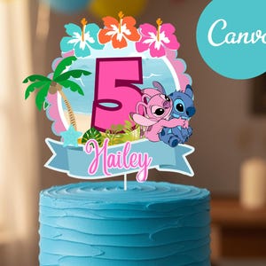 Op de afbeelding: Een blauw gefrustreerde cake met een decoratieve topper met het nummer 5, stripfiguren en de naam "Hailey". De topper heeft een tropisch thema met palmbomen en bloemen. De taart staat op een witte taartstandaard.