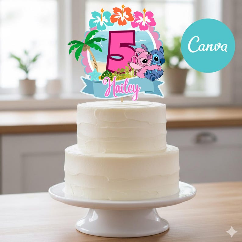 Op de afbeelding: Een witte taart met twee lagen op een witte taartstandaard. De taart is versierd met een kleurrijke topper met het nummer 5, stripfiguren, tropische bloemen en de naam "Hailey". Het Canva-logo is zichtbaar.
