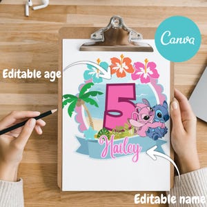 Op de afbeelding: Een klembord met een kleurrijk verjaardagsontwerp. Het toont het nummer 5, tropische bloemen, een palmboom en stripfiguren. Het ontwerp bevat de naam "Hailey" en de tekst "Bewerkbare leeftijd" en "Bewerkbare naam".