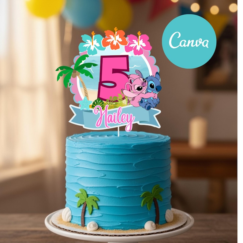 Op de afbeelding: Een blauw gefrustreerde cake met een decoratieve topper met het nummer 5, stripfiguren en de naam "Hailey". De topper heeft een tropisch thema met palmbomen en bloemen. De taart staat op een witte taartstandaard.