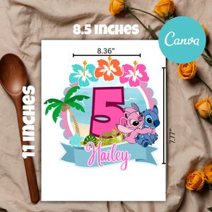 Op de afbeelding: Een gepersonaliseerde verjaardagsafdruk met het nummer 5 in roze, met de personages Stitch en Angel. Het ontwerp bevat een strandsc&egrave;ne, hibiscusbloemen en de naam "Hailey" op een blauwe banner. De afdruk meet 21.6 x 27.9 cm.