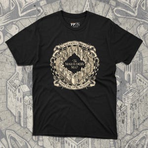 Camiseta unisex con diseño de mapa mágico y travesuras / Camiseta de algodón negro con diseño de Wizardcore y huellas / Regalo de ropa urbana de fantasía para geeks y soñadores