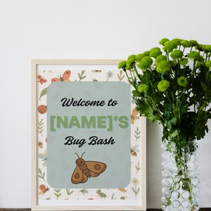 Könnte beinhalten: Ein gerahmtes Schild mit einem hellen Holzrahmen. Das Schild hat einen hellgrünen Hintergrund mit den Worten "Welcome to [NAME]'S Bug Bash" und einer Cartoon-Motten-Illustration. Grüne Blumen sind in einer durchsichtigen Glasvase.