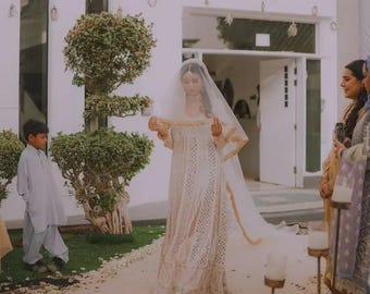 Elegant Bridal Dupatta, Gold Lace Trimmed Veil, Soft Net Nikah Scarf, South Asian Wedding Accessory