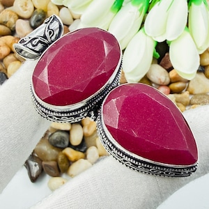 Handgefertigter Anhänger aus facettiertem Kaschmir-Rubin in Sterlingsilber, Schmuck im Vintage-Stil.