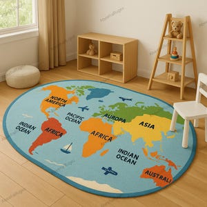 Könnte beinhalten: Ein ovaler Kinderteppich mit Weltkarten-Design. Der Teppich hat einen hellblauen Hintergrund mit Kontinenten in verschiedenen Farben, darunter Orange, Grün und Gelb. Die Namen der Kontinente und Ozeane sind in weißer Schrift beschriftet.