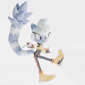 Puede incluir: Figura de acción estilizada de un personaje blanco y azul con una larga cola esponjosa. La figura lleva un atuendo amarillo y negro con zapatillas amarillas a juego. El personaje tiene ojos morados y posa en una postura dinámica.