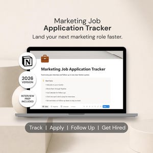 Op de afbeelding: Een laptop toont een sjabloon voor een "Marketing Job Application Tracker". Het scherm toont een Notion-werkruimte met functies voor het volgen van sollicitaties. De tekst "2026 Version" en "Interview Prep Included" is inbegrepen.