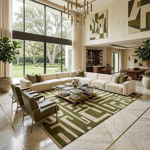 Puede incluir: Una sala de estar espaciosa con un gran sof&aacute; seccional color crema, dos sillones verde oliva y una mesa de centro con tapa de cristal. Una alfombra geom&eacute;trica verde y crema descansa sobre un suelo de m&aacute;rmol, junto a plantas altas en macetas.