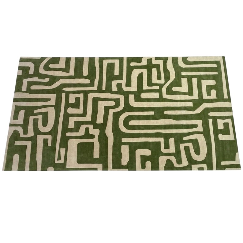 Puede incluir: Una alfombra rectangular que presenta un patr&oacute;n de alto contraste en dos tonos de l&iacute;neas entrelazadas tipo laberinto. El dise&ntilde;o consiste en caminos gruesos y sinuosos de color verde bosque profundo sobre un fondo beige claro, creando un motivo geom&eacute;trico continuo en toda la superficie del revestimiento.