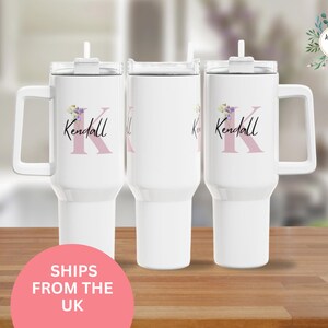 Copo térmico personalizado com letras florais rosa e nome, 40 oz, presente personalizado para ela, caneca de viagem, itens essenciais, Cottage Core Aesthetic