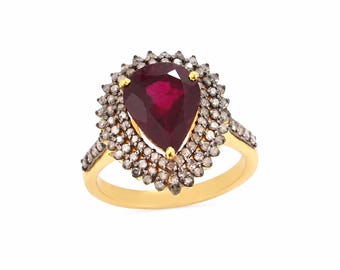 Anello vistoso con rubino naturale e pavé di diamanti, in argento sterling 925 placcato oro, gioiello fatto a mano.