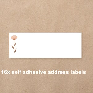 Peut inclure: Étiquettes d'adresse rectangulaires blanches avec un motif floral à l'aquarelle. Les étiquettes ont une fleur couleur pêche et une tige et des feuilles marron. Le texte "16x self adhesive address labels" est en bas.