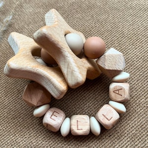 Sonaglio con nome – Tricolore – Regalo personalizzato per neonati – Perline in silicone e legno di faggio – Regalo di maternità fatto a mano con perline in legno per neonati