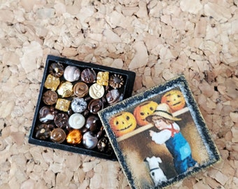 Boîte miniature de chocolats à l'échelle 12 en pâte polymère Halloween