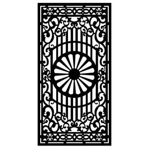 Op de afbeelding: Zwart decoratief paneel met een ingewikkeld, symmetrisch ontwerp. Het paneel heeft een centraal cirkelvormig element met stralende lijnen, omgeven door verticale staven en sierlijke krullen. De rechthoekige vorm is ideaal voor wanddecoratie.