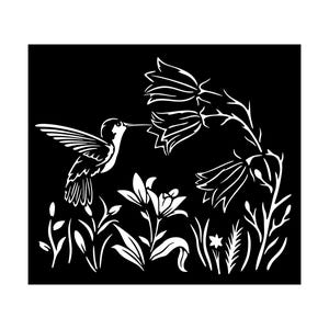 Può includere: Illustrazione in bianco e nero di un colibrì in volo, che si avvicina ai fiori. L'immagine presenta un disegno a tratto dettagliato dell'uccello, dei fiori e del fogliame, su uno sfondo nero pieno. Il design è adatto a varie applicazioni.