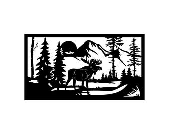 Op de afbeelding: Zwart silhouet van een eland in een boslandschap met bergen en een zon. Het kunstwerk is omlijst met een rechthoekige rand en heeft gedetailleerde uitgesneden bomen. Decoratief ontwerp.