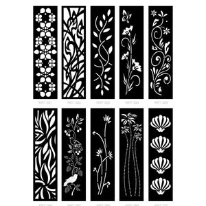Può includere: Una collezione di pannelli decorativi in bianco e nero con vari disegni floreali, botanici e astratti. Ogni pannello presenta intricati motivi ritagliati, tra cui fiori, foglie e linee sinuose. I pannelli sono etichettati con i codici RRT 201 a RRT 270.
