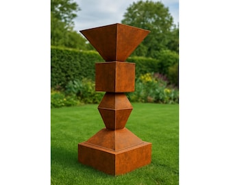 Könnte beinhalten: Eine hohe, geometrische Außenskulptur mit rostiger orangefarbener Oberfläche. Die Skulptur besteht aus gestapelten Formen: einem quadratischen Sockel, einer Raute, einem Würfel und einer dreieckigen Spitze. Sie steht auf einem grünen Rasen mit einer Hecke und Bäumen im Hintergrund.