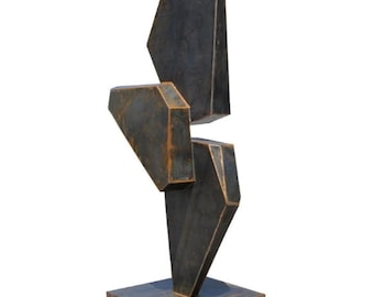 Könnte beinhalten: Abstrakte Metallskulptur mit geometrischen Formen. Das dunkle, verwitterte Stahlkunstwerk hat eine quadratische Basis, die abgewinkelte, eckige Formen trägt. Das Design der Skulptur umfasst ein vertikales Element und einen horizontalen Block.