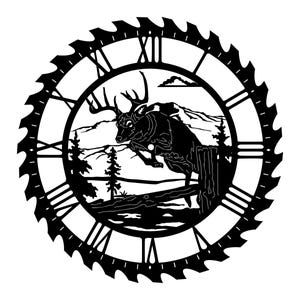 Könnte beinhalten: Schwarze Metall-Wanduhr mit einem Hirsch, der über einen Zaun springt, vor einem Berg- und Waldhintergrund. Das Zifferblatt hat römische Ziffern und ist von einem Sägeblatt umrandet. Ein rustikaler Einrichtungsgegenstand mit Naturmotiv.