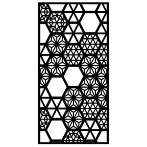Puede incluir: Panel geométrico negro con un patrón repetitivo de triángulos, hexágonos y formas de estrella. El diseño es simétrico e intrincado, creando una textura visualmente interesante. El panel es probablemente para fines decorativos.