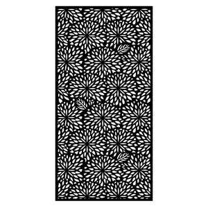 Può includere: Pannello decorativo nero con motivo floreale. Il pannello presenta un design ripetuto di fiori e foglie stilizzate, ritagliate per creare un effetto traforato. Il design è simmetrico e adatto a varie applicazioni decorative.