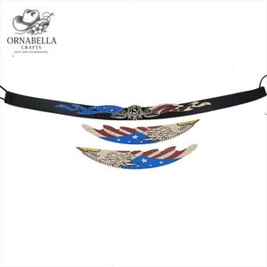 Puede incluir: Diadema negra con un diseño patriótico que presenta un emblema de águila y alas estilizadas. Las alas están decoradas con estrellas y rayas rojas, blancas y azules. Accesorio para sombreros.