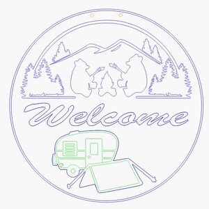 Peut inclure: Panneau rond en bois sur le thème du camping. Le panneau représente une chaîne de montagnes, des arbres, deux ours autour d'un feu de camp, une caravane et une tente. Le mot "Welcome" est écrit en cursive. Le design est souligné en bleu et vert.