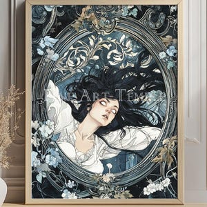 Puede incluir: Una impresión de arte mural enmarcada que muestra a una persona con cabello negro largo y fluido y piel pálida con una blusa blanca, colocada dentro de un marco ovalado adornado rodeado de patrones florales azules y blancos y detalles oscuros.