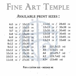 Puede incluir: Una tabla informativa blanca titulada FINE ART TEMPLE que enumera los tama&ntilde;os de impresi&oacute;n disponibles en pulgadas y cent&iacute;metros. La lista incluye dimensiones de 4x5 pulgadas a 13x19 pulgadas y tama&ntilde;os est&aacute;ndar A6 a A3+, con una nota para solicitar tama&ntilde;os personalizados.