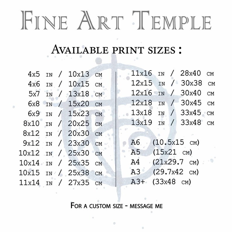 Puede incluir: Una tabla informativa blanca titulada FINE ART TEMPLE que enumera los tama&ntilde;os de impresi&oacute;n disponibles en pulgadas y cent&iacute;metros. La lista incluye dimensiones de 4x5 pulgadas a 13x19 pulgadas y tama&ntilde;os est&aacute;ndar A6 a A3+, con una nota para solicitar tama&ntilde;os personalizados.