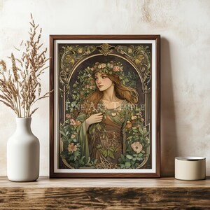 Puede incluir: Una l&aacute;mina de arte enmarcada que presenta la ilustraci&oacute;n de una persona con cabello largo, una corona de flores y un vestido verde, rodeada de intrincados patrones bot&aacute;nicos. El texto Fine Art Temple est&aacute; centrado en la imagen.