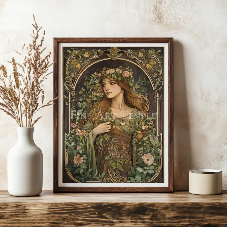 Puede incluir: Una l&aacute;mina de arte enmarcada que presenta la ilustraci&oacute;n de una persona con cabello largo, una corona de flores y un vestido verde, rodeada de intrincados patrones bot&aacute;nicos. El texto Fine Art Temple est&aacute; centrado en la imagen.