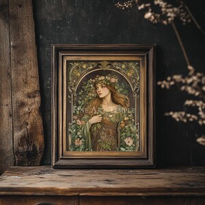 Puede incluir: Una impresi&oacute;n art&iacute;stica enmarcada que muestra a una persona con cabello largo adornado con una corona de flores, rodeada de follaje verde y flores. La obra est&aacute; en un marco de madera oscura y muestra el texto Fine Art Temple en el centro.