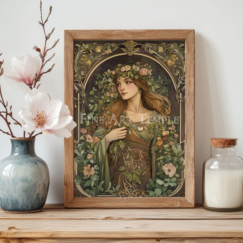 Puede incluir: Una impresi&oacute;n art&iacute;stica enmarcada que muestra a una mujer con el cabello largo adornado con una corona de flores, rodeada de follaje verde y flores intrincadas. El texto "FINE ART TEMPLE" est&aacute; centrado. El marco es de madera clara.