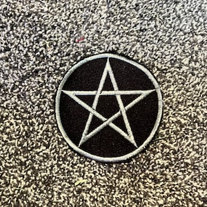Peut inclure: Un patch pentagramme noir et blanc avec un contour blanc. Le patch est circulaire et a un fond noir.